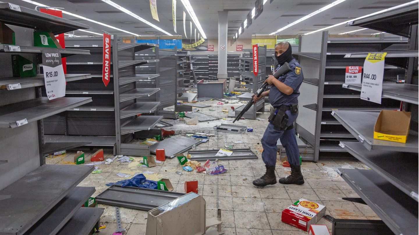 Supermarkt mit leeren Regalen: Ein Polizist geht durch ein geplündertes Geschäft in Johannesburg.