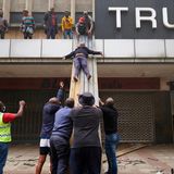 Jugendliche werden über eine Rutsche aus einem brennenden Gebäude gerettet.