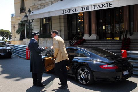 Ein Mann gibt sein Nobel-Auto dem Parkservice vor dem Hotel de Paris in Monaco