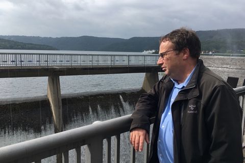 Oliver Krischer an der Rurtalsperre