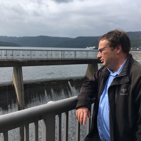 Oliver Krischer an der Rurtalsperre
