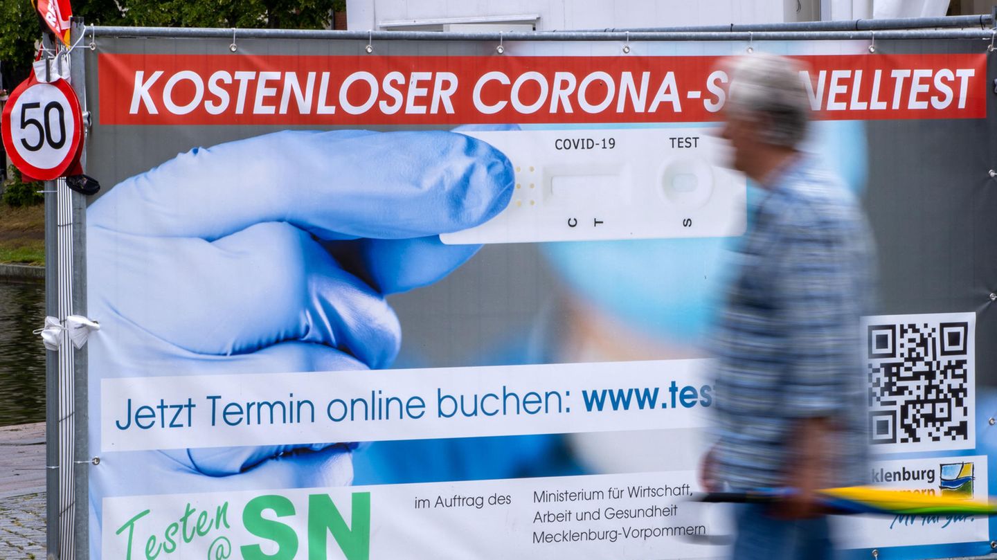 Inzidenz RKI: Corona-Schnelltest-Zentrum in der Innenstadt von Schwerin