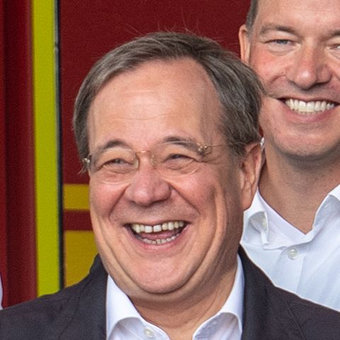 Laschet lacht