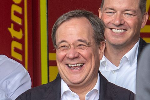 Laschet lacht