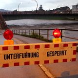 Der Fluss Salzach tritt über die Ufer: Vorsorglich ist hier in Sazburg eine Unterführung wegen der Hochwassergefahr gesperrt.