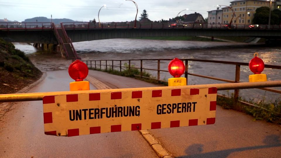 Der Fluss Salzach tritt über die Ufer: Vorsorglich ist hier in Sazburg eine Unterführung wegen der Hochwassergefahr gesperrt.