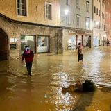 Die sintfluartigen Regenfälle haben in der letzten Nacht Gebiete in Bayern und in Österreich unter Wasser gesetzt, wie hier in Hallein im Bundesland Salzburg.