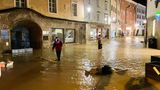 Die sintfluartigen Regenfälle haben in der letzten Nacht Gebiete in Bayern und in Österreich unter Wasser gesetzt, wie hier in Hallein im Bundesland Salzburg.