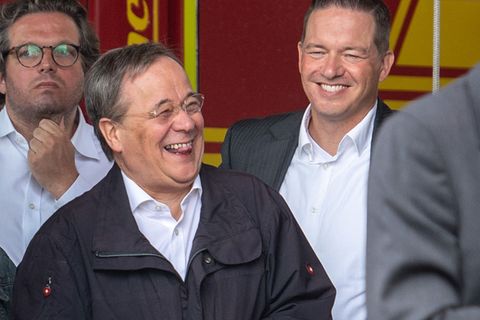 Der lachende Armin Laschet bei seinem Besuchs in Erftstadt während der Rede des Bundespräsidenten 