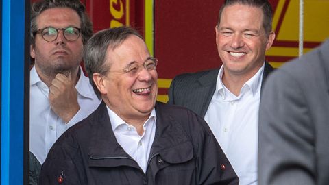 Der lachende Armin Laschet bei seinem Besuchs in Erftstadt während der Rede des Bundespräsidenten 