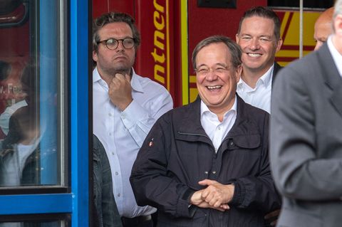 Der lachende Armin Laschet bei seinem Besuchs in Erftstadt während der Rede des Bundespräsidenten 