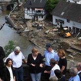 Merkel spricht mit Helfern und Betroffenen oberhalb des verwüsteten Dorfs