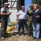 Merkel im Gespräch mit einem Einwohner von Schuld