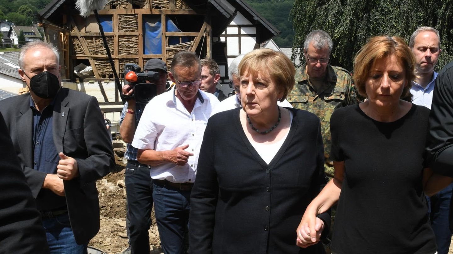 Merkel und Dreyer auf ihrem Weg durch Schuld in der Eifel