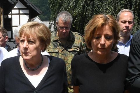 Merkel und Dreyer auf ihrem Weg durch Schuld in der Eifel
