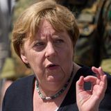 Angela Merkel während einer Pressekonferenz nach ihrem Besuch in Schuld