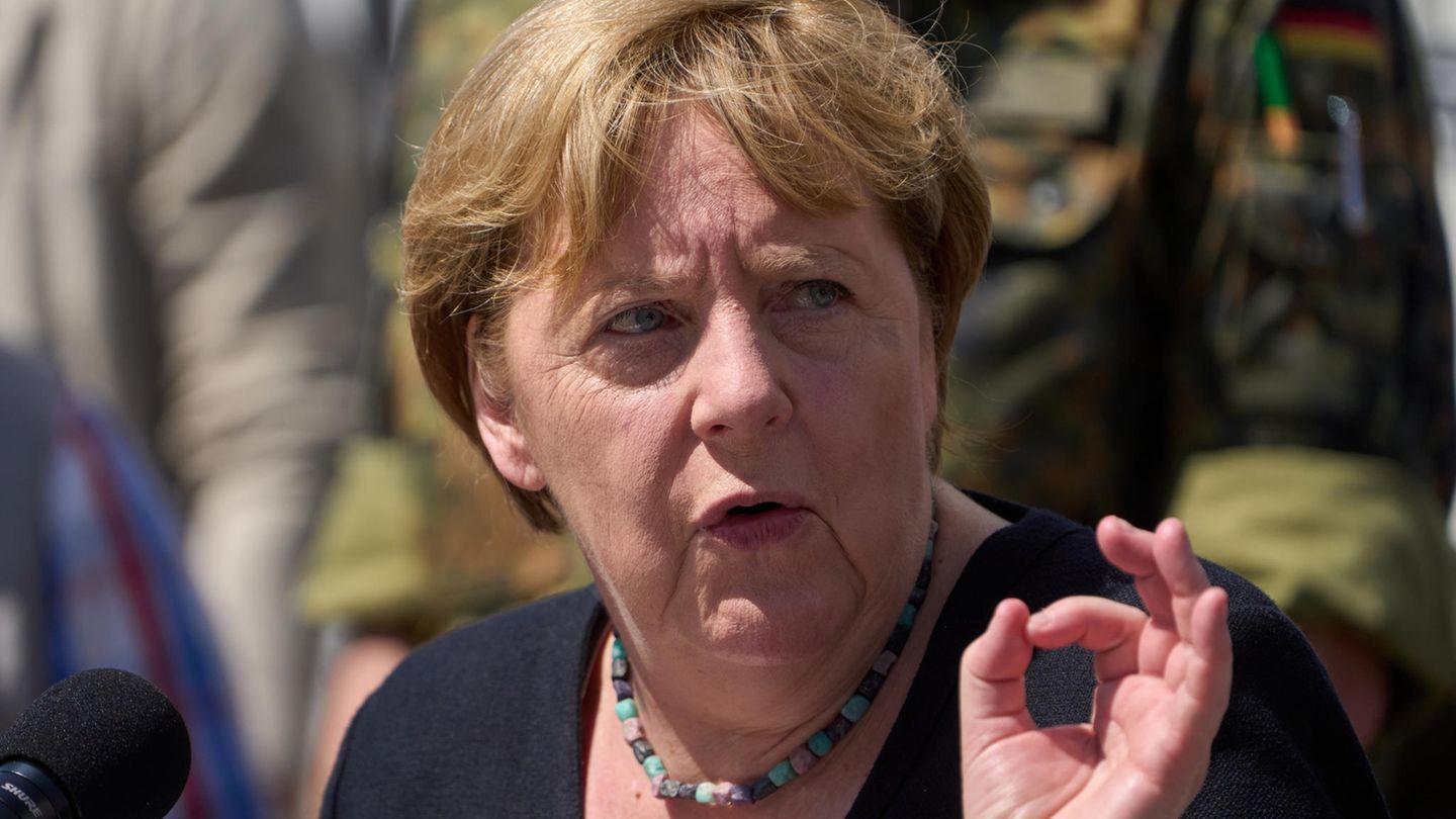 Angela Merkel während einer Pressekonferenz nach ihrem Besuch in Schuld
