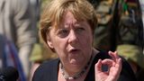 Angela Merkel während einer Pressekonferenz nach ihrem Besuch in Schuld