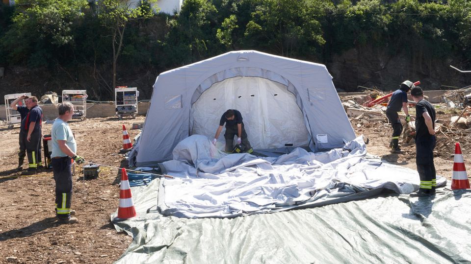 THW baut in Schuld ein Duschzelt auf