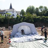 THW baut in Schuld ein Duschzelt auf