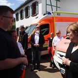 Merkel im Gespräch mit Rettungsdienst