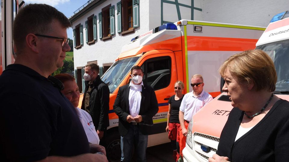 Merkel im Gespräch mit Rettungsdienst