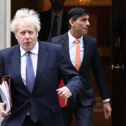 Boris Johnson und Finanzminister Rishi Sunak vor Downing Street No. 10