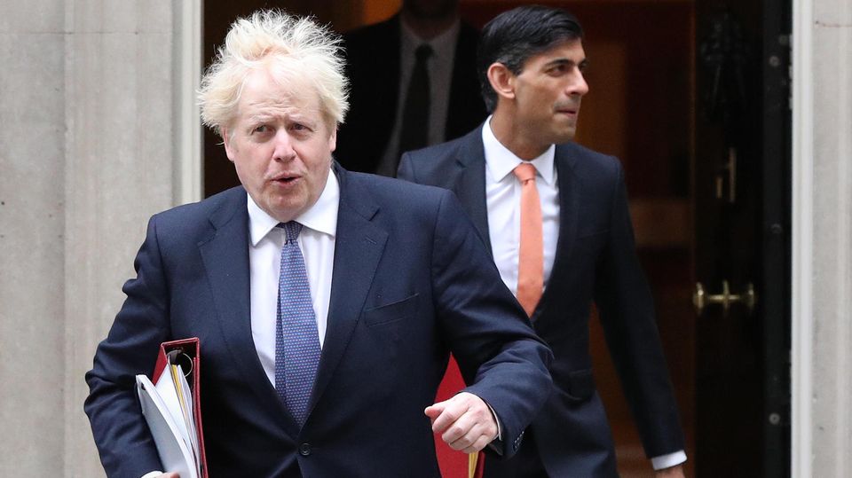 Boris Johnson und Finanzminister Rishi Sunak vor Downing Street No. 10