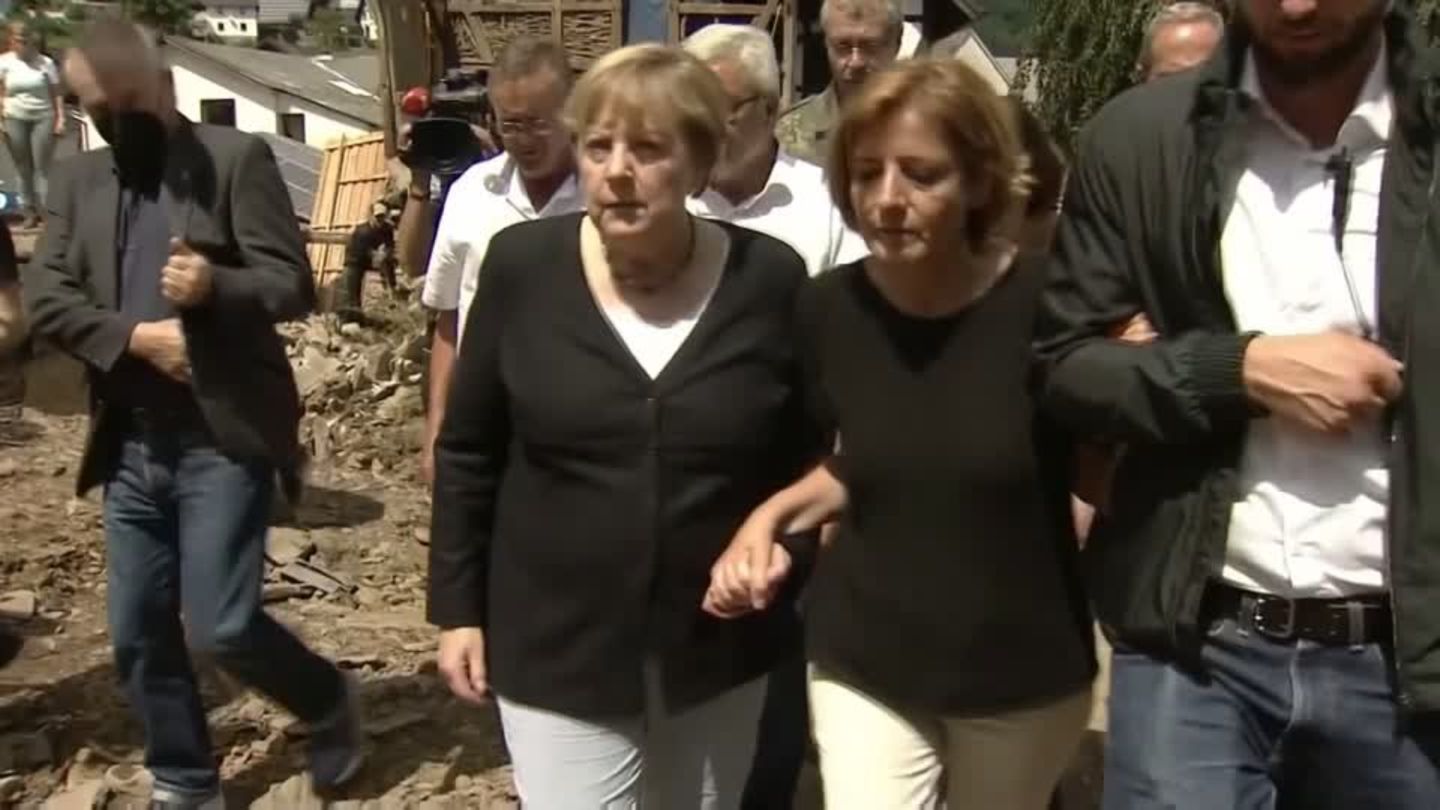 A visit to Schuld: Merkel and Dreyer promise quick help to flood victims