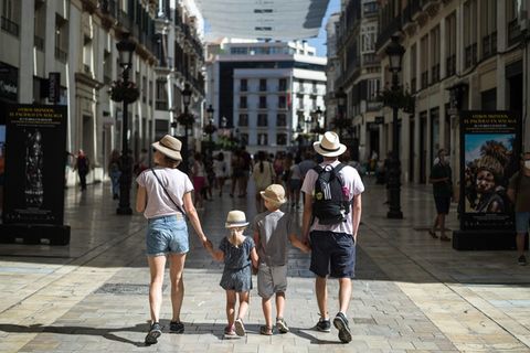 Eine Touristenfamilie spaziert durch Málaga: Die Corona-Krise im Urlaubsland Spanien hat sich weiter zugespitzt.