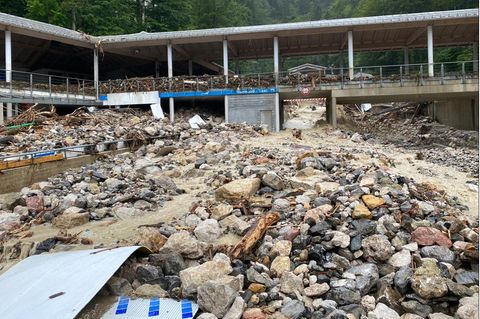 Schutt bedeckt die Kunsteisbahn am Königsee