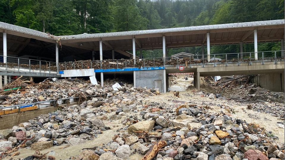 Schutt bedeckt die Kunsteisbahn am Königsee