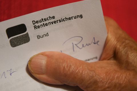 Hand hält ein Schreiben der Deutschen Rentenversicherung in der Hand