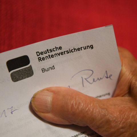 Hand hält ein Schreiben der Deutschen Rentenversicherung in der Hand