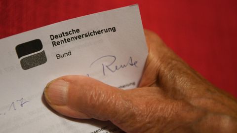 Hand hält ein Schreiben der Deutschen Rentenversicherung in der Hand