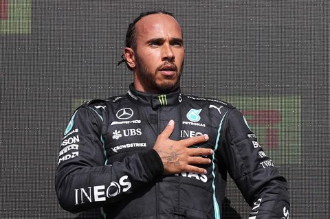 Lewis Hamilton hält die Hand aufs Herz bei der Siegerehrung in Silverstone
