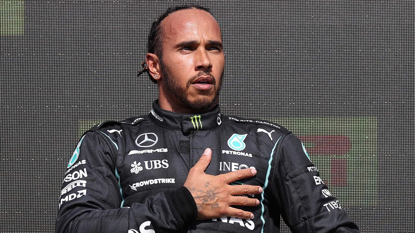 Lewis Hamilton hält die Hand aufs Herz bei der Siegerehrung in Silverstone