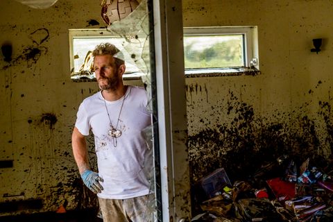 Christian Joistgen in den Trümmern seines klimagerechten Hauses