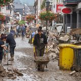 Rheinland-Pfalz, Ahrweiler: Anwohner und Ladeninhaber versuchen, ihre Häuser vom Schlamm zu befreien