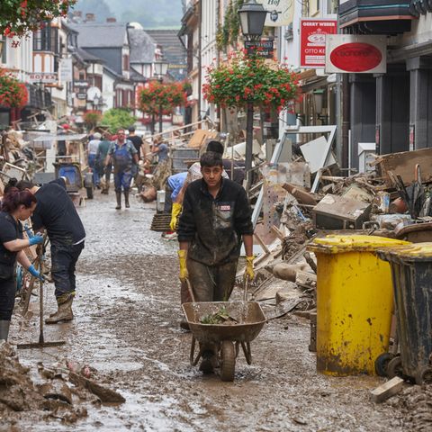 Rheinland-Pfalz, Ahrweiler: Anwohner und Ladeninhaber versuchen, ihre Häuser vom Schlamm zu befreien