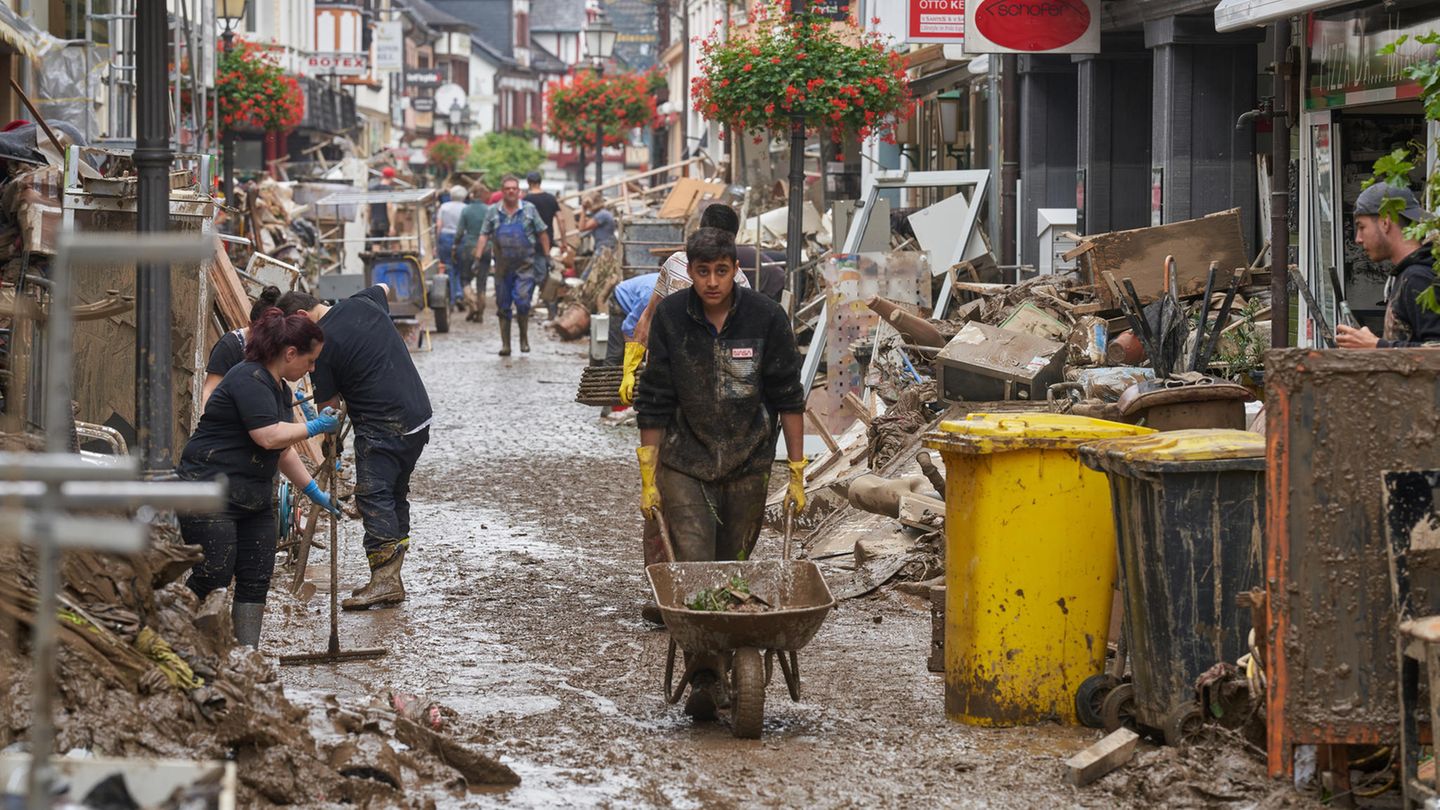 Rheinland-Pfalz, Ahrweiler: Anwohner und Ladeninhaber versuchen, ihre Häuser vom Schlamm zu befreien