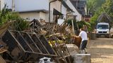 Sperrmüll türmt sich in den Strassen von Sinzig. Das Unwetter hat das Mobiliar in zahlreichen Haushalten zerstört.