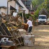 Sperrmüll türmt sich in den Strassen von Sinzig. Das Unwetter hat das Mobiliar in zahlreichen Haushalten zerstört.