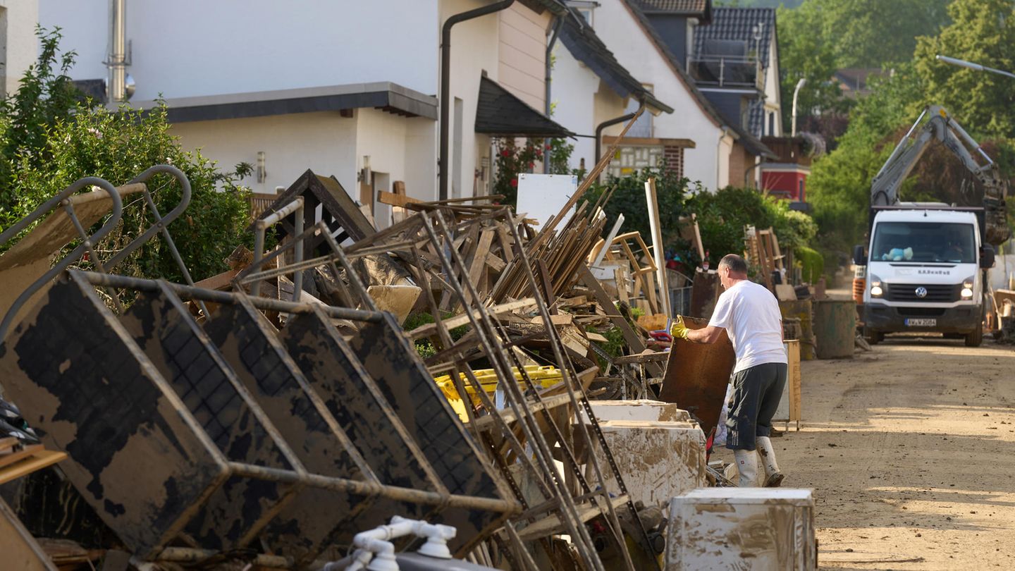 Sperrmüll türmt sich in den Strassen von Sinzig. Das Unwetter hat das Mobiliar in zahlreichen Haushalten zerstört.