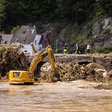 Ahrbrück, Rheinland-Pfalz: Ein im Fluss Ahr stehender Bagger räumt Schutt aus dem Weg. 