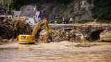 Ahrbrück, Rheinland-Pfalz: Ein im Fluss Ahr stehender Bagger räumt Schutt aus dem Weg. 