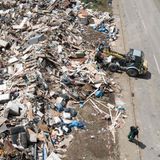 Arloff, Nordrhein-Westfahlen: Helfer bringen Trümmer der Fluten zu einer improvisierten Mülldeponie.