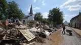 Iversheim, Nordrhein-Westfahlen: Menschen räumen Trümmer nach dem Hochwasser weg. Durch Iversheim im Kreis Euskirchen fließt die Erft, deren Pegel während der Unwetter massiv gestiegen ist. 