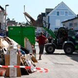 Mit vereinten Kräften räumen die Bürger von Leichlingen den Unrat des Hochwassers vom Mittwoch Abend auf