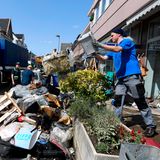 Nach der Überflutung der Leichlinger Innenstadt beseitigen die Bewohner:innen und Helfer:innen die Trümmer der Katastrophe